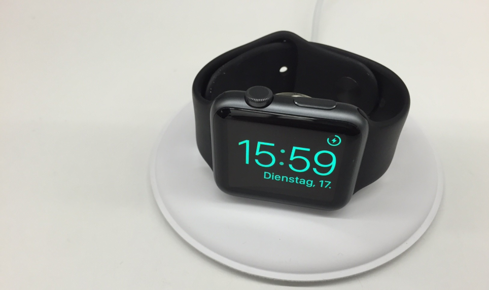 Die Apple Watch kann auch im Nightstand-Mode geladen werden. Die Apple Watch kann auch im Nightstand-Mode geladen werden.