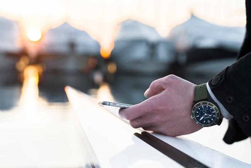 Alpina Seastrong Horological Smartwatch Lifestyle mit Smartphone am Flughafen