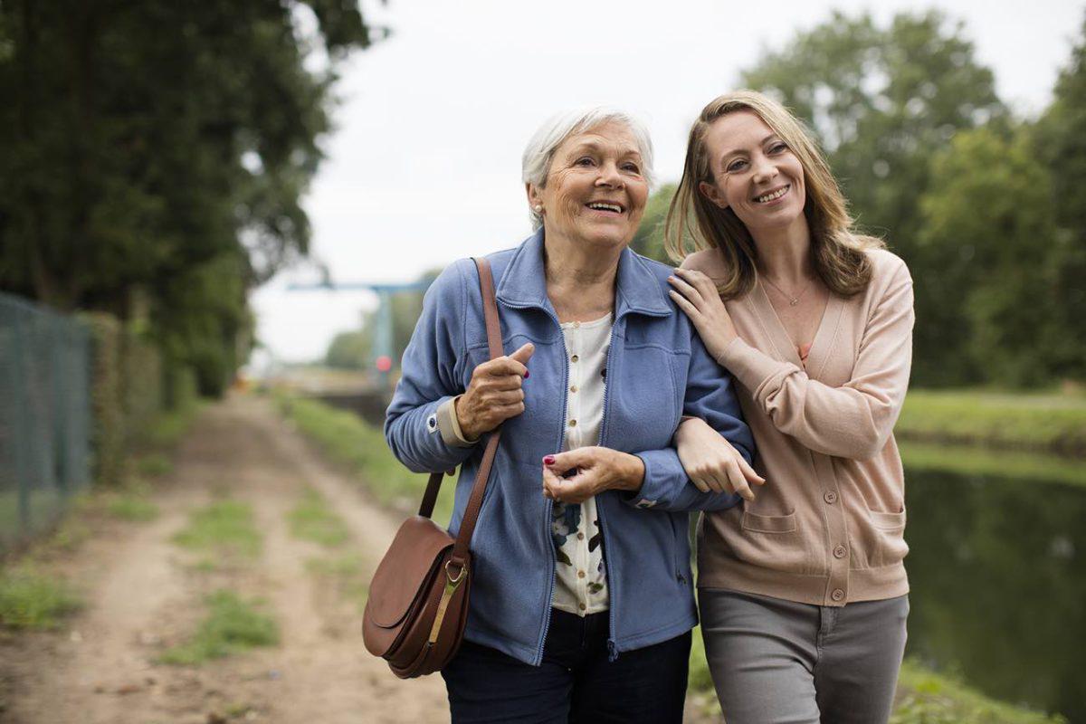 Zembro Notfallarmband Lifestyle Seniorin beim Spaziergang