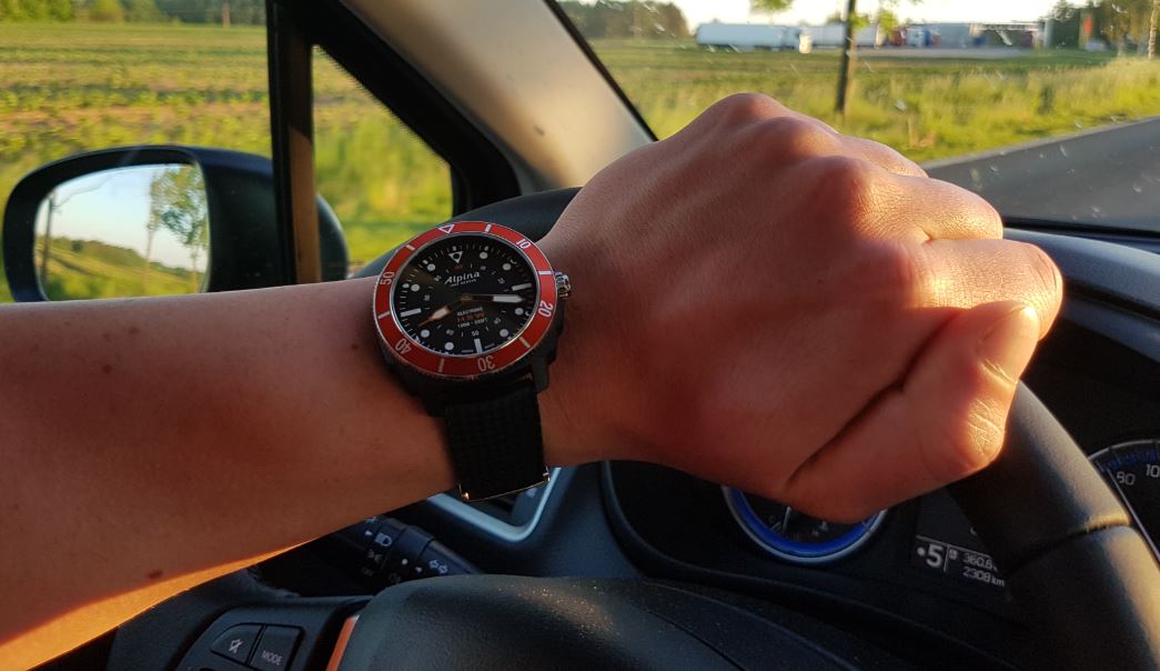 Alpina Seastrong Horological Smartwatch am Handgelenk Alpina Seastrong Horological Smartwatch am Handgelenk