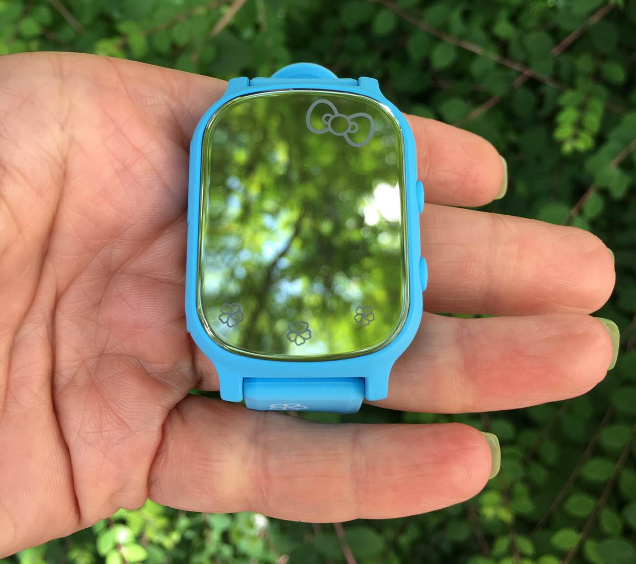 Vidimensio Kleiner Hase Blau bei Tageslicht, Display spiegelt