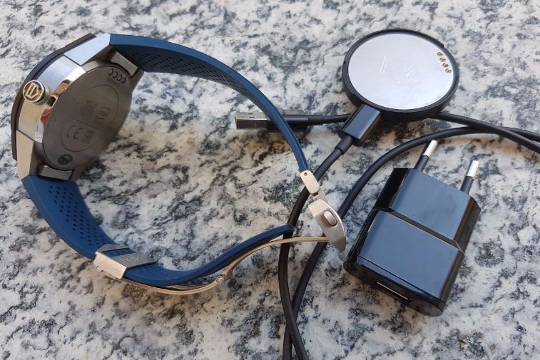 Aufladen TAG Heuer Connected Modular 45 Smartwatch