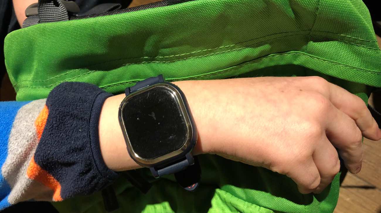 tencentTencent QQ Watch Touch Dunkelblau am Arm - Display inaktiv tencentTencent QQ Watch Touch Dunkelblau am Arm - Display inaktiv