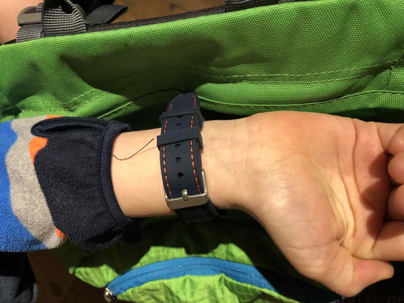 tencentTencent QQ Watch Touch Dunkelblau am Arm - Dornschließe tencentTencent QQ Watch Touch Dunkelblau am Arm - Dornschließe