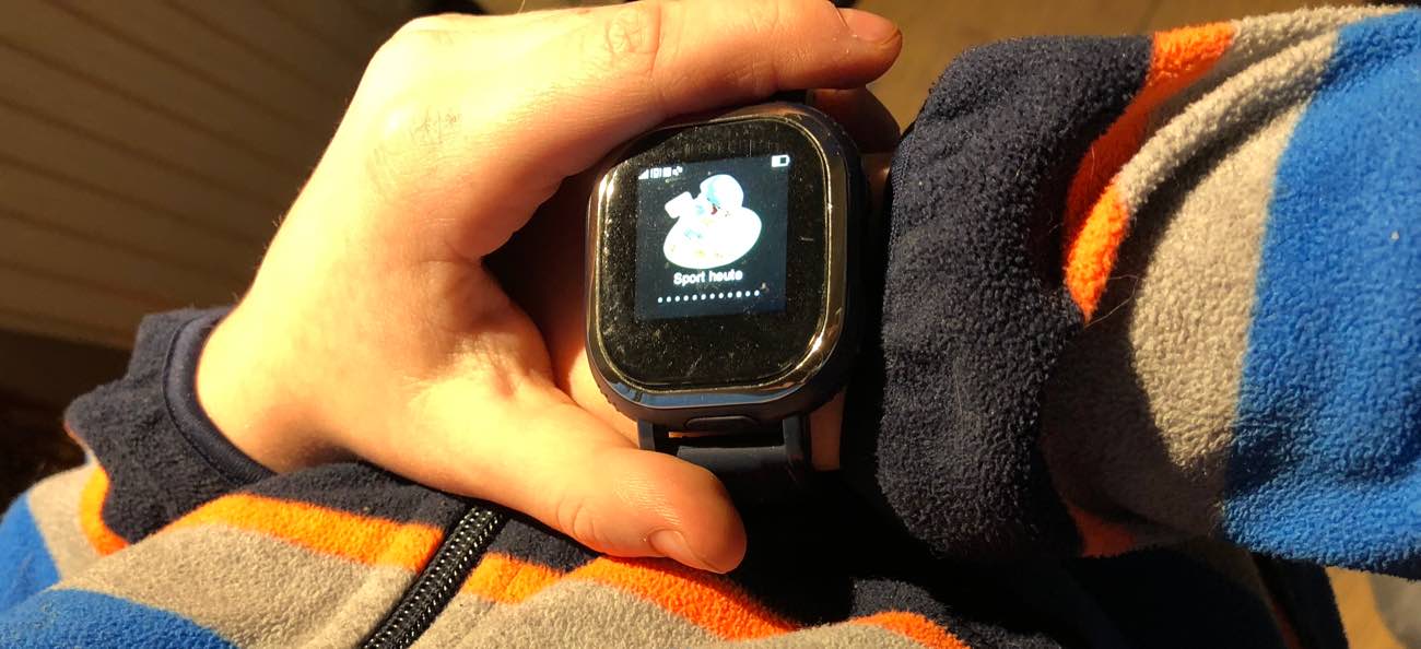 Tencent QQ Watch Touch Dunkelblau am Arm - Sport heute App Tencent QQ Watch Touch Dunkelblau am Arm - Sport heute App