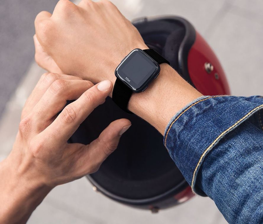 Fitbit Versa am Handgelenk Smartwatch Fitbit Versa am Handgelenk Smartwatch