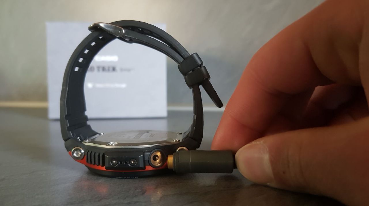 Casio WSD-F30 Pro Trek Aufladen Smartwatch Test_4