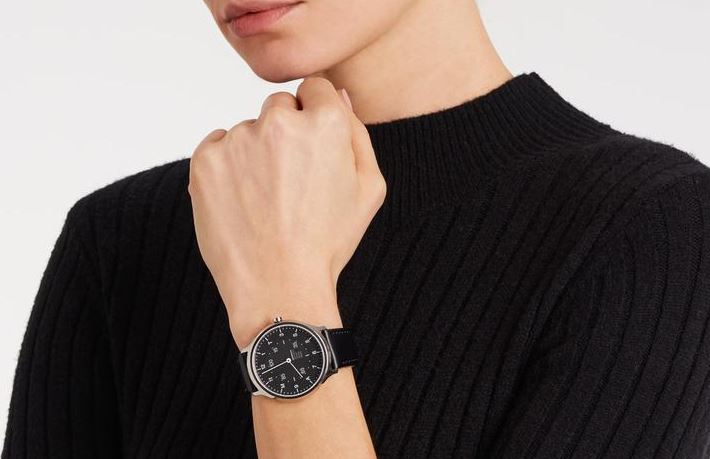Mondaine Helvetica Smartwatch am Handgelenk Mondaine Helvetica Smartwatch am Handgelenk