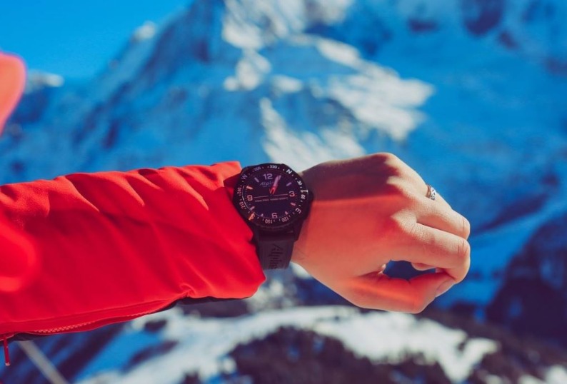 Alpina AlpinerX Hybrid Smartwatch bei Sonne im Gebirge am Handgelenk