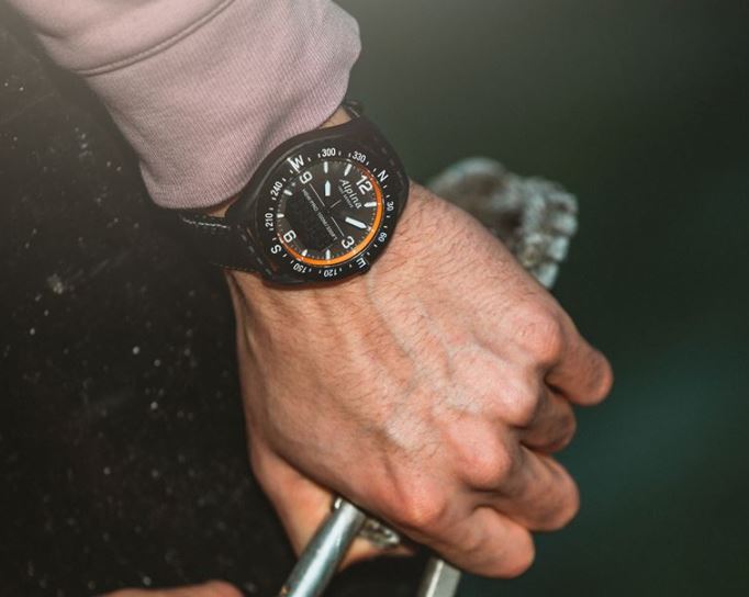 Alpina AlpinerX Hybrid Smartwatch am Handgelenk