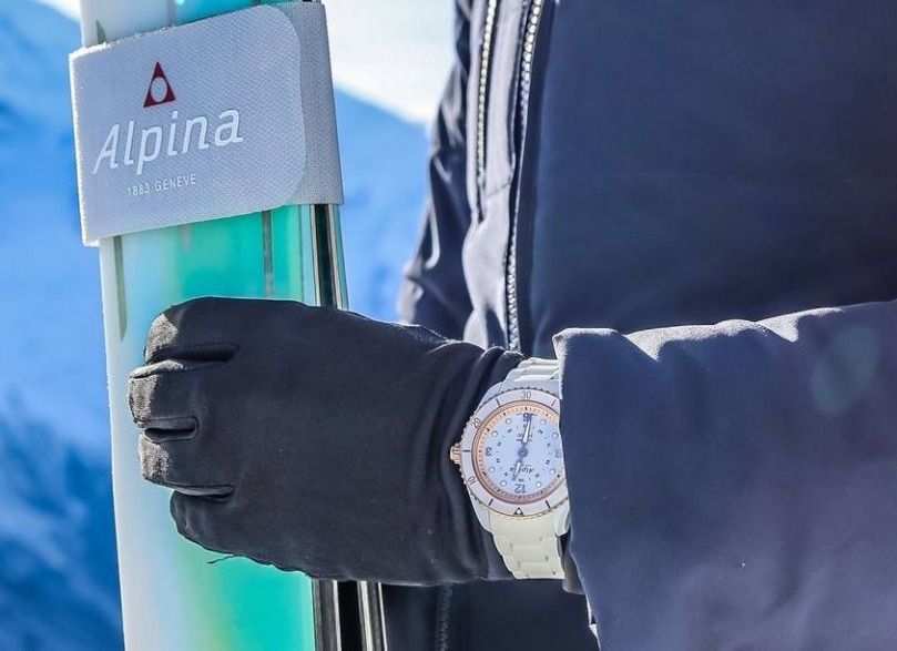 Alpina Comtesse Horological Hybrid Smartwatch am Handgelenk beim Skifahren Alpina Comtesse Horological Hybrid Smartwatch am Handgelenk beim Skifahren