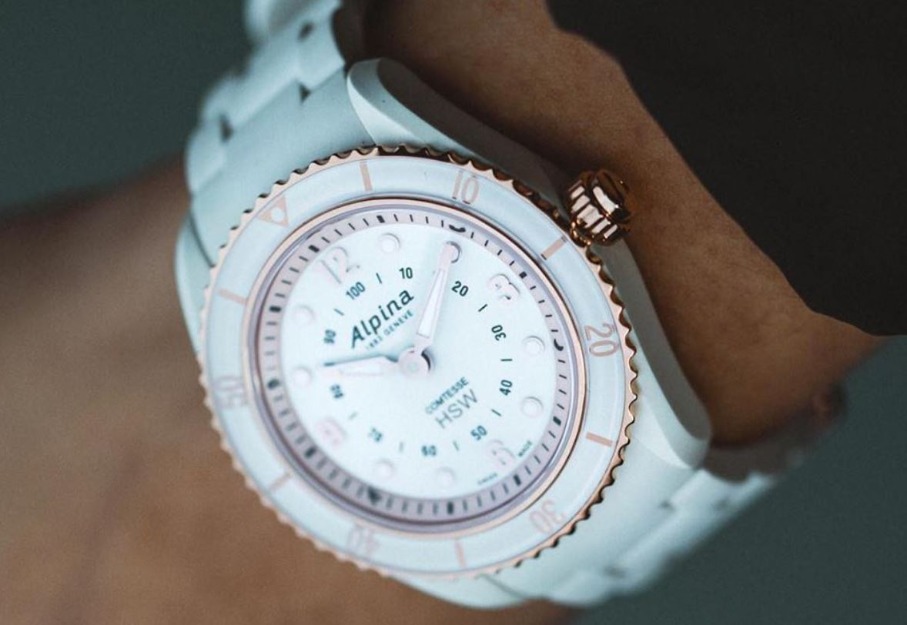 Alpina Comtesse Horological Hybrid Smartwatch in Weiß am Handgelenk Alpina Comtesse Horological Hybrid Smartwatch in Weiß am Handgelenk