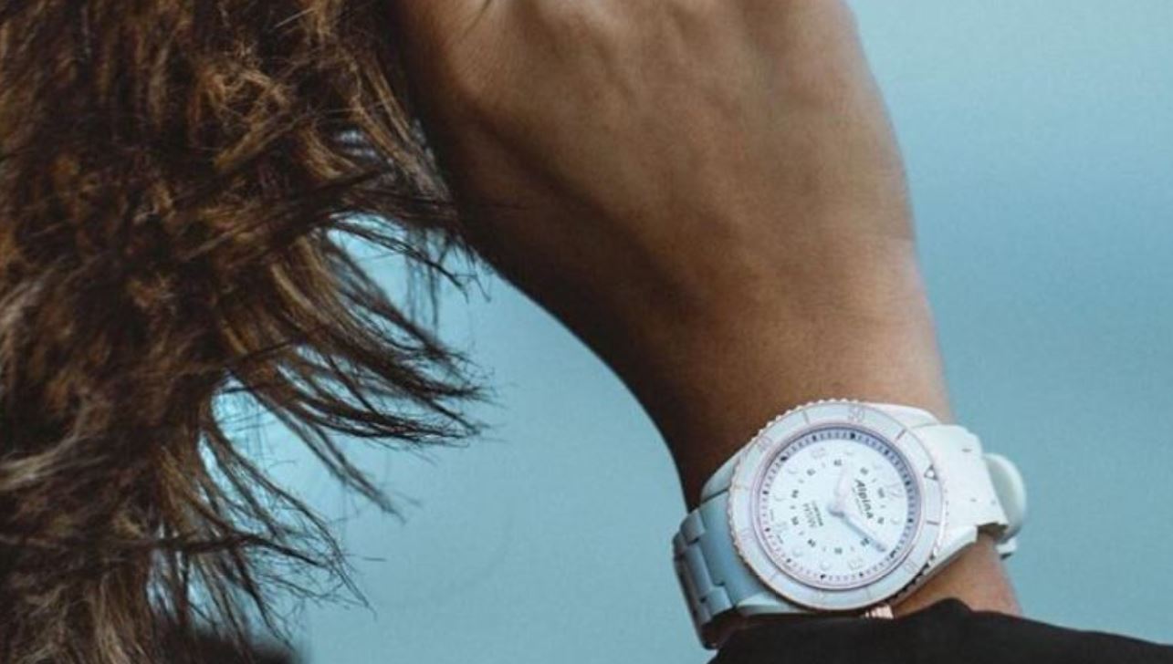 Alpina Comtesse Horological Hybrid Smartwatch am Handgelenk Alpina Comtesse Horological Hybrid Smartwatch am Handgelenk