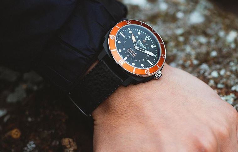 Alpina Seastrong Horological Smartwatch am Handgelenk Outdoor