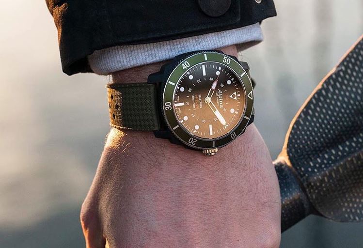 Alpina Seastrong Horological am Handgelenk mit Paddel