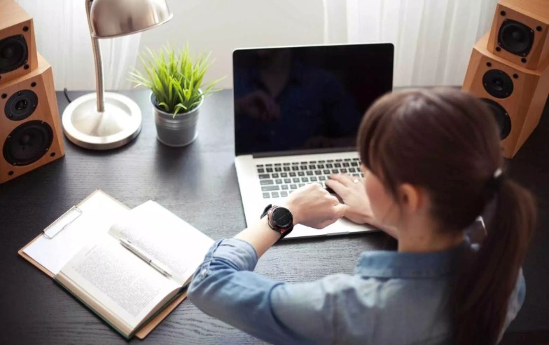 Casio WSD-F30 Smartwatch im Büro am Handgelenk