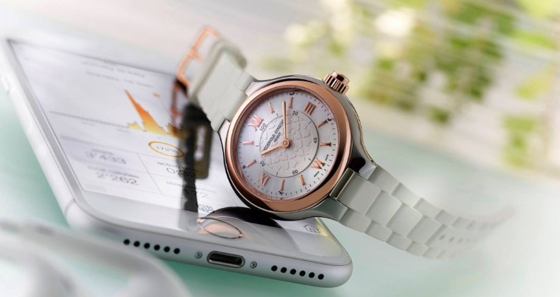 Frederique Constant Horological Smartwatch 2016 neben Mobiltelefon Frederique Constant Horological Smartwatch 2016 neben Mobiltelefon