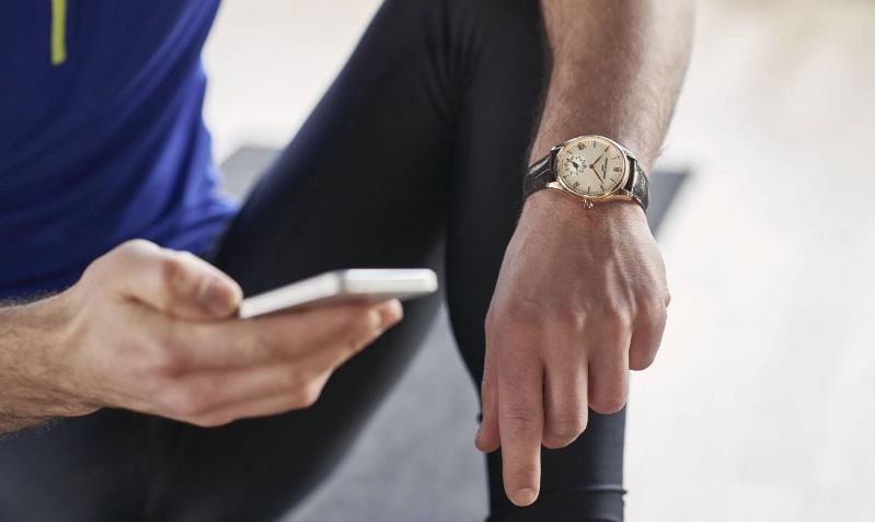 Frederique Constant Horological Smartwatch am Handgelenk mit Smartphone Frederique Constant Horological Smartwatch am Handgelenk mit Smartphone