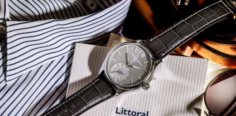 Frederique Constant Horological Smartwatch Vollansicht liegend auf Herrenhemd Frederique Constant Horological Smartwatch Vollansicht liegend auf Herrenhemd