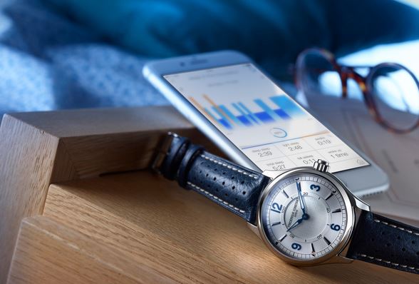 Frederique Constant Horological Smartwatch 2016 auf dem Nachttisch Frederique Constant Horological Smartwatch 2016 auf dem Nachttisch