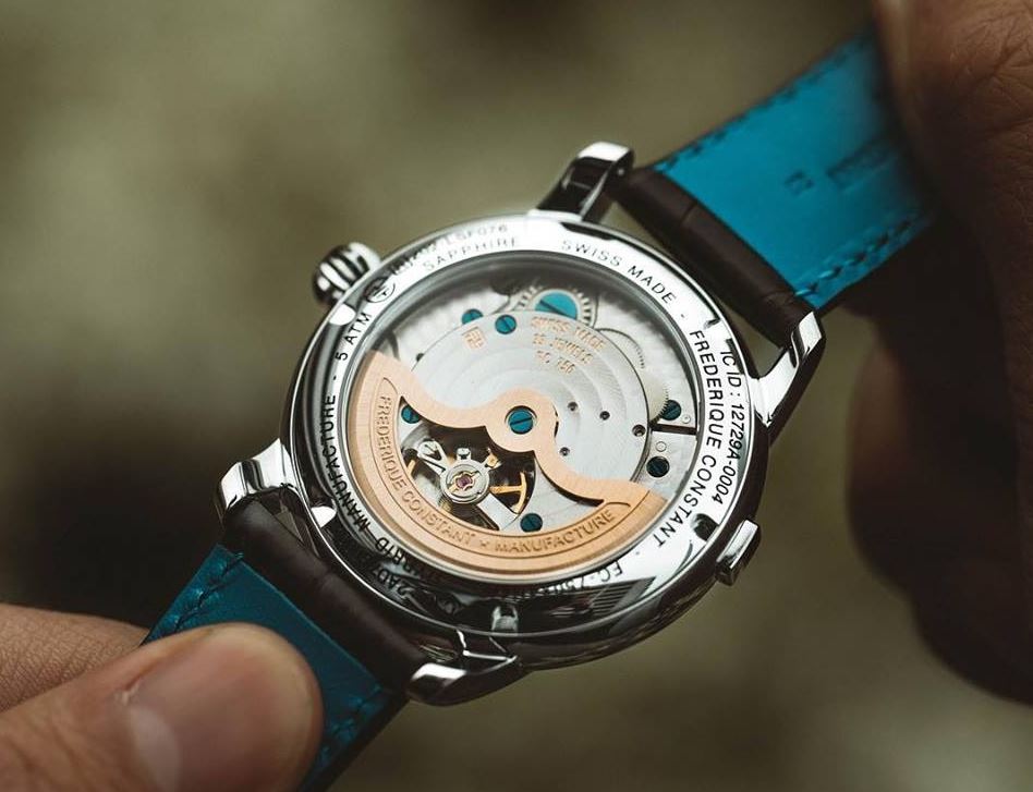 Frederique Constant Hybrid Manufacture Smartwatch Blick auf Gehäuserückseite Frederique Constant Hybrid Manufacture Smartwatch Blick auf Gehäuserückseite