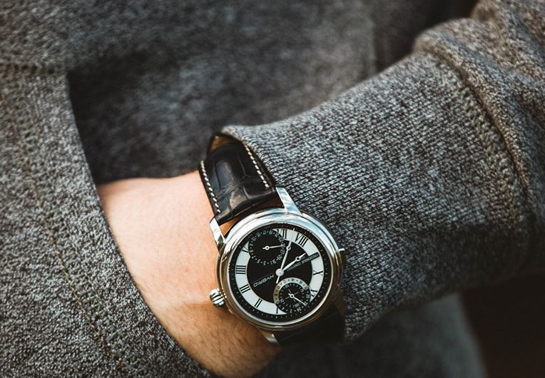 Frederique Constant Hybrid Manufacture Smartwatch am Handgelenk Mantel Frederique Constant Hybrid Manufacture Smartwatch am Handgelenk Mantel