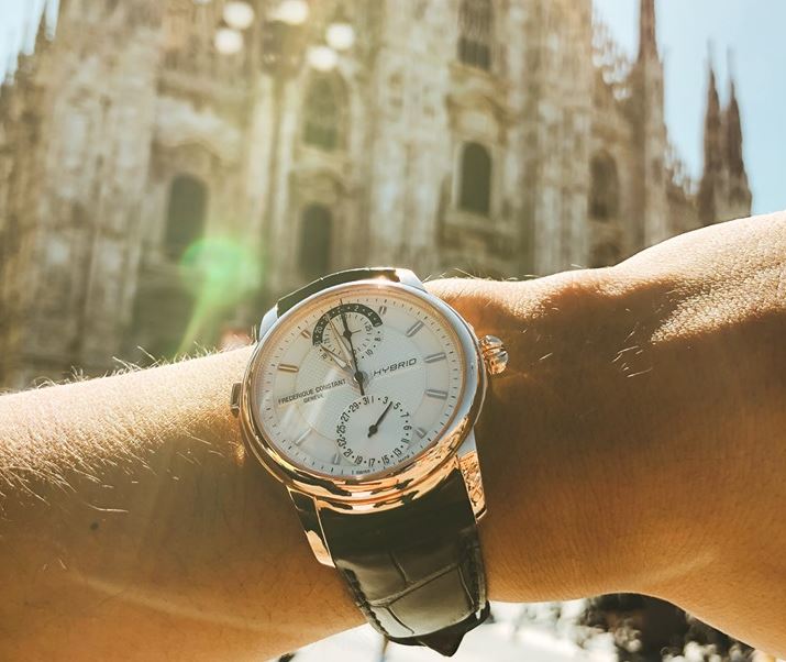 Frederique Constant Hybrid Manufacture Smartwatch am Handgelenk Sommer Frederique Constant Hybrid Manufacture Smartwatch am Handgelenk Sommer