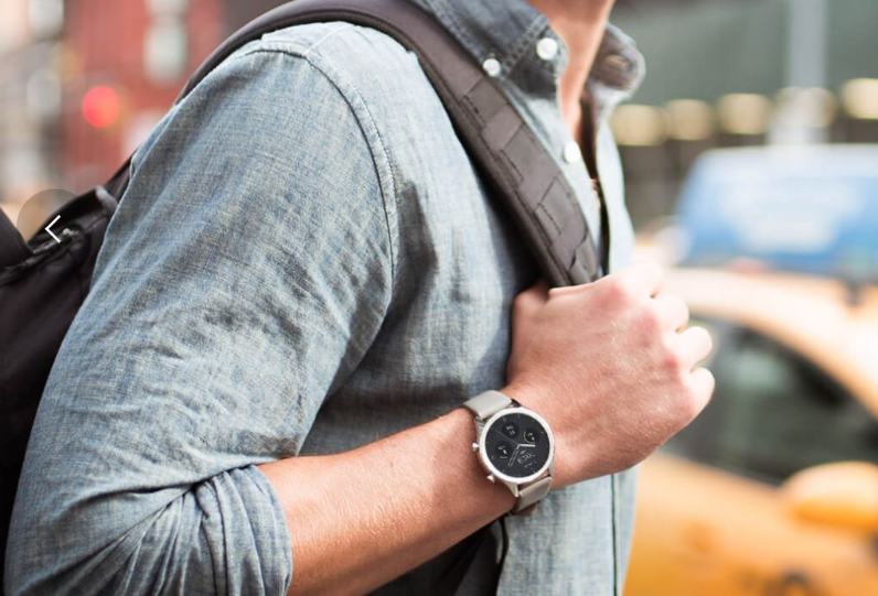 Mobvoi TicWatch C2 am Handgelenk eines Herren in der Stadt