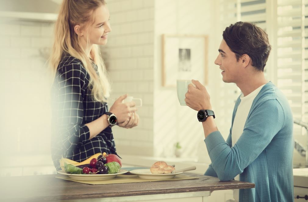 Samsung Gear S3 Dame und Herr mit Smartwatch