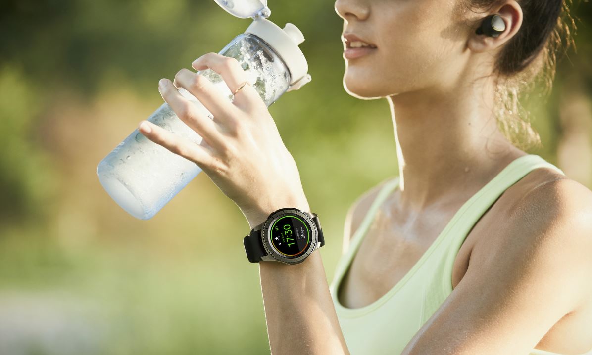 Samsung Gear S3 Smartwatch beim Sport am Handgelenk