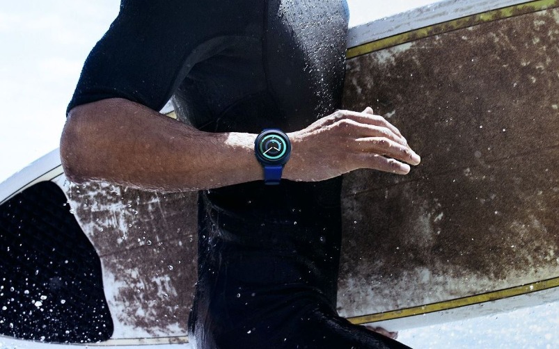 Samsung Gear Sport am Handgelenk beim Surfen Samsung Gear Sport am Handgelenk beim Surfen