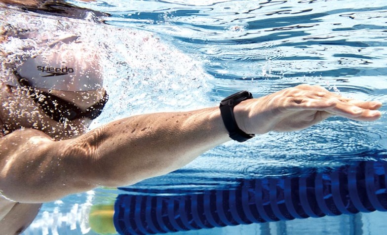 Samsung Gear Sport am Handgelenk beim Schwimmen Samsung Gear Sport am Handgelenk beim Schwimmen