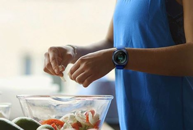 Samsung Gear Sport am Handgelenk beim Kochen Samsung Gear Sport am Handgelenk beim Kochen