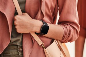 Die Fitbit Versa 2 ist offiziell und hat viele neue Features im Gepäck