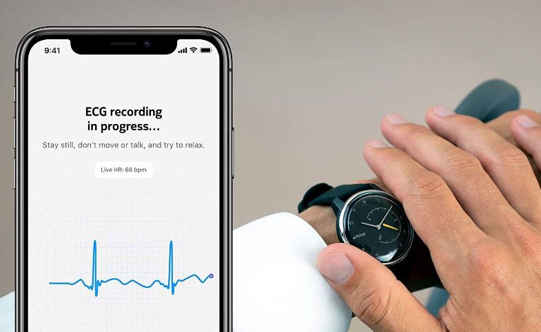 Withings Move ECG Smartwatch beim Erstellen eins EKGs Withings Move ECG Smartwatch beim Erstellen eins EKGs