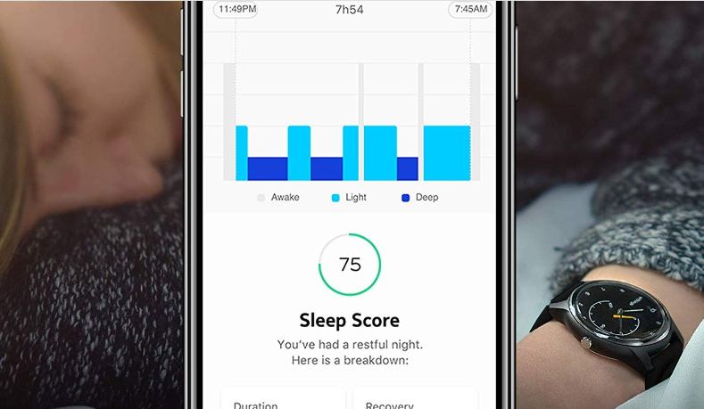 Withings Move ECG Smartwatch am Handgelenk beim Schlafen Withings Move ECG Smartwatch am Handgelenk beim Schlafen