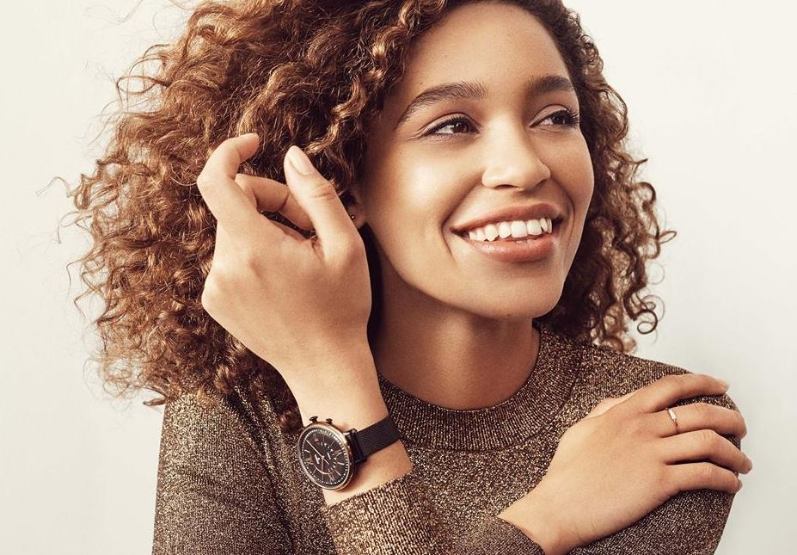 Fossil Neely Smartwatch am Handgelenk einer lächelnden Dame Fossil Neely Smartwatch am Handgelenk einer lächelnden Dame