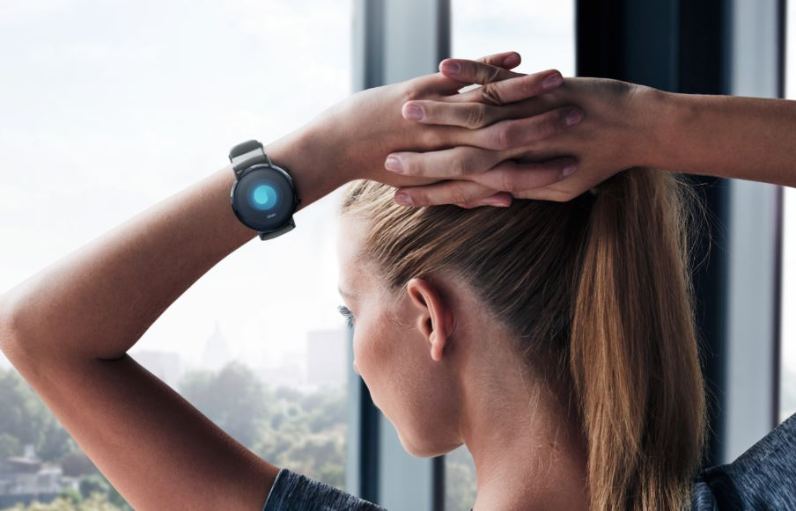 HUAWEI Watch GT 2 Dame mit Smartwatch am Handgelenk HUAWEI Watch GT 2 Dame mit Smartwatch am Handgelenk