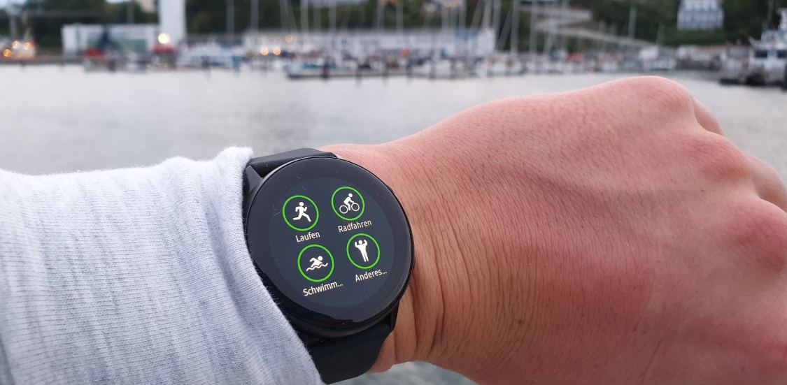 Samsung Galaxy Watch Active am Handgelenk Smartwatch Test