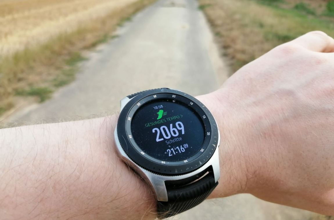 Samsung Galaxy Watch Smartwatch am Handgelenk Test