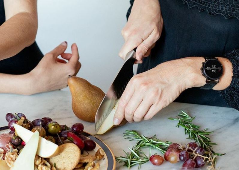 Skagen Falster 2 Smartwatch am Handgelenk beim Kochen Skagen Falster 2 Smartwatch am Handgelenk beim Kochen