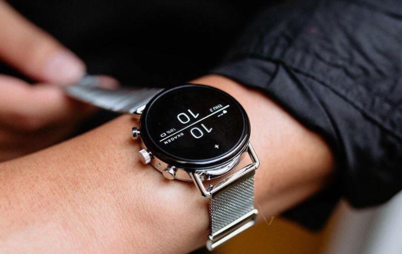 Skagen Falster 2 Smartwatch wird angelegt Skagen Falster 2 Smartwatch wird angelegt