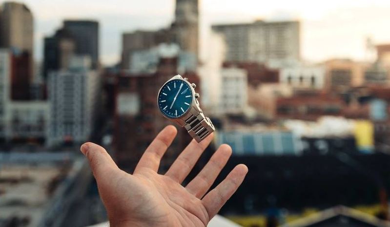 Skagen Holst Smartwatch wird in die Luft geworfen Skagen Holst Smartwatch wird in die Luft geworfen