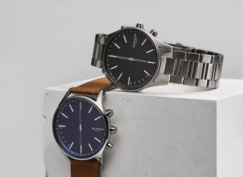Zwei Skagen Holst Smartwatches nebeneinander Zwei Skagen Holst Smartwatches nebeneinander