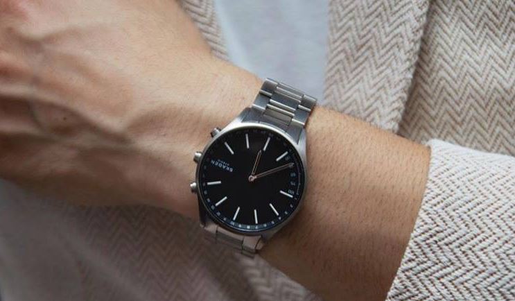Skagen Holst Smartwatch am Handgelenk eines Herren Skagen Holst Smartwatch am Handgelenk eines Herren