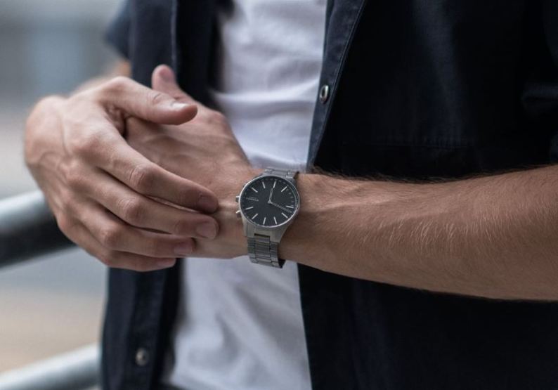 Skagen Holst Smartwatch Mann trägt Smartwatch Skagen Holst Smartwatch Mann trägt Smartwatch