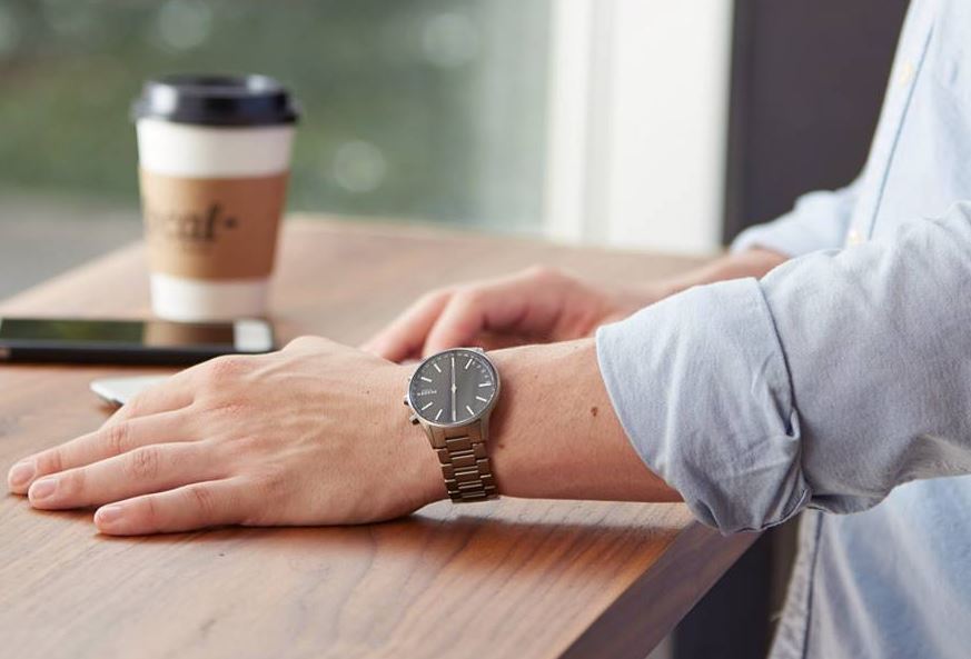 Skagen Holst am Handgelenk eines Herren am Tisch Skagen Holst am Handgelenk eines Herren am Tisch