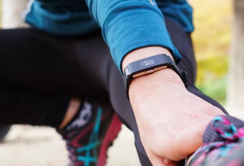 Withings Pulse HR Fitness Armband am Handgelenk beim Stretching Withings Pulse HR Fitness Armband am Handgelenk beim Stretching