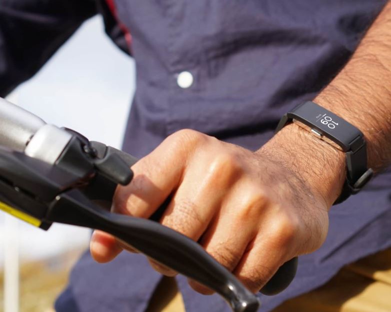 Withings Pulse HR Fitness Armband am Handgelenk beim Radfahren Withings Pulse HR Fitness Armband am Handgelenk beim Radfahren