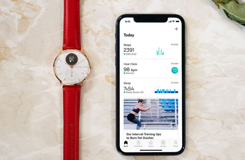 Withings Steel HR Smartwatch neben Smartphone-App